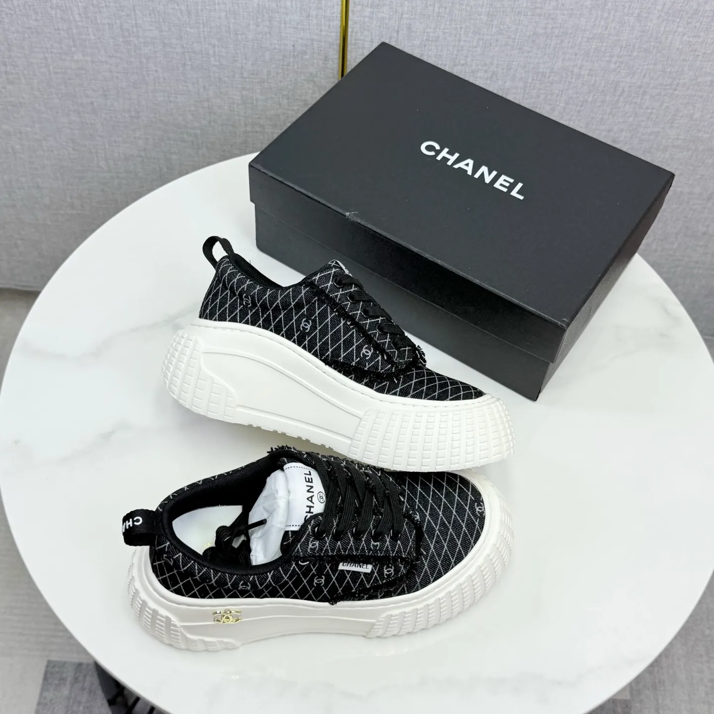 💕💕Factory direct selling price p640💕💕 Chanel Panda Shoes! 2025 counter's top casual sports shoes, this classic design; the upper is in the style of electric embroidery with various techniques; the outsole is fashionable and sporty; the unusual inclusion of a variety of color matching elements... The diversified mix and match is very good-looking and versatile, and can be used for leisure, fashion, sports, and outdoor... ꫛꫀꪝ Go➫ Materials: ❶Upper made of: original imported first-layer silk cowhide + original version waterproof cloth + original first-layer cowhide ❷Inner lining: Original Yangli+wang ❸ Outsole based on: Original TPU combination outsole Counter boutique packaging complete set for women 35–41